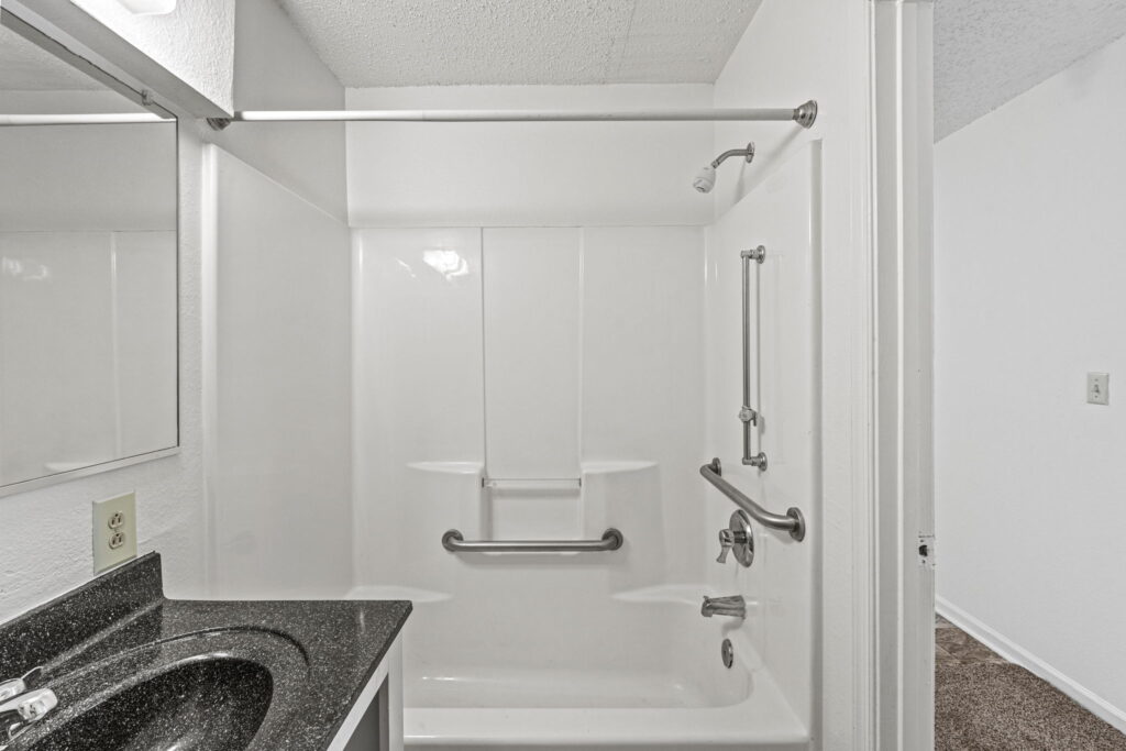 Mallard Cove Apartments bath tub